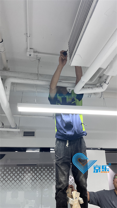 中央空調(diào)風(fēng)口更換實戰(zhàn) 當(dāng)天解決灰塵異味